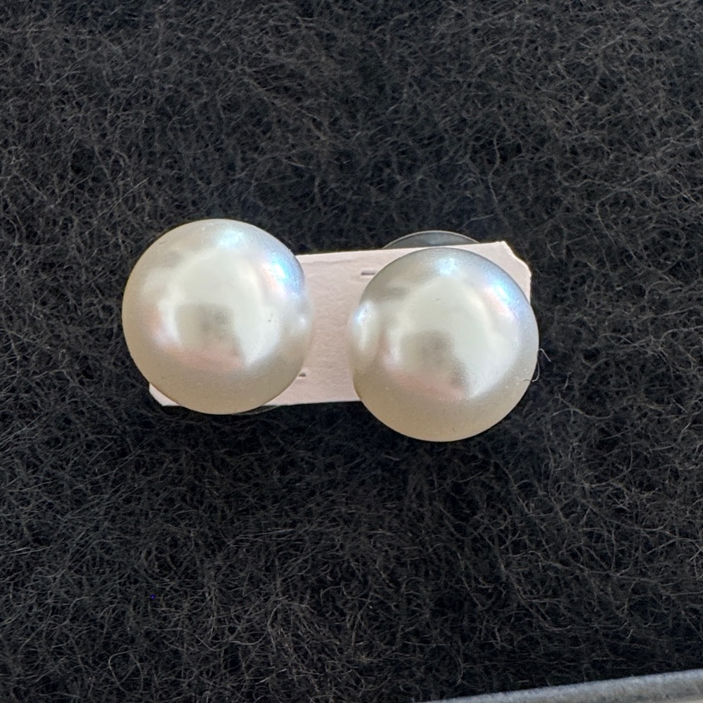 Elegant White Pearl Stud Earrings NEW